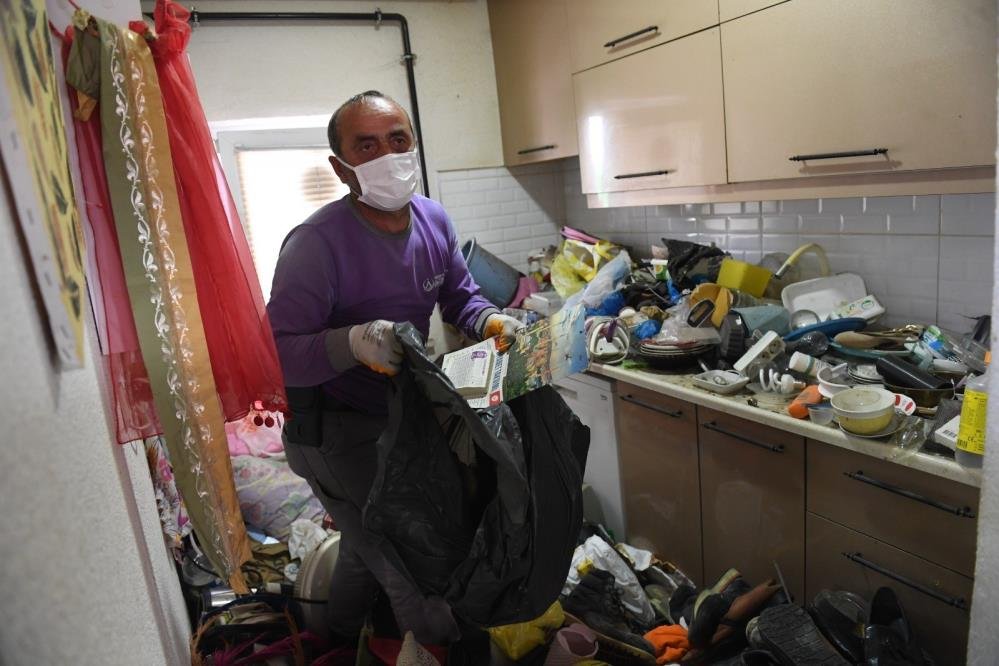 Belediye ekipleri şaşkına döndü: Evden 20 kamyon çöp ve atık çıkarıldı