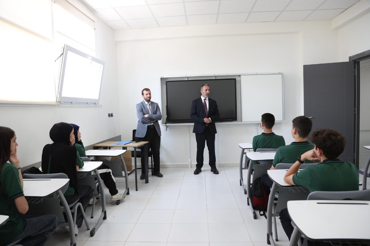 Bir okuldan çok daha fazlası! Devrimden sonra açıldı, ilk dersbaşı yapıldı