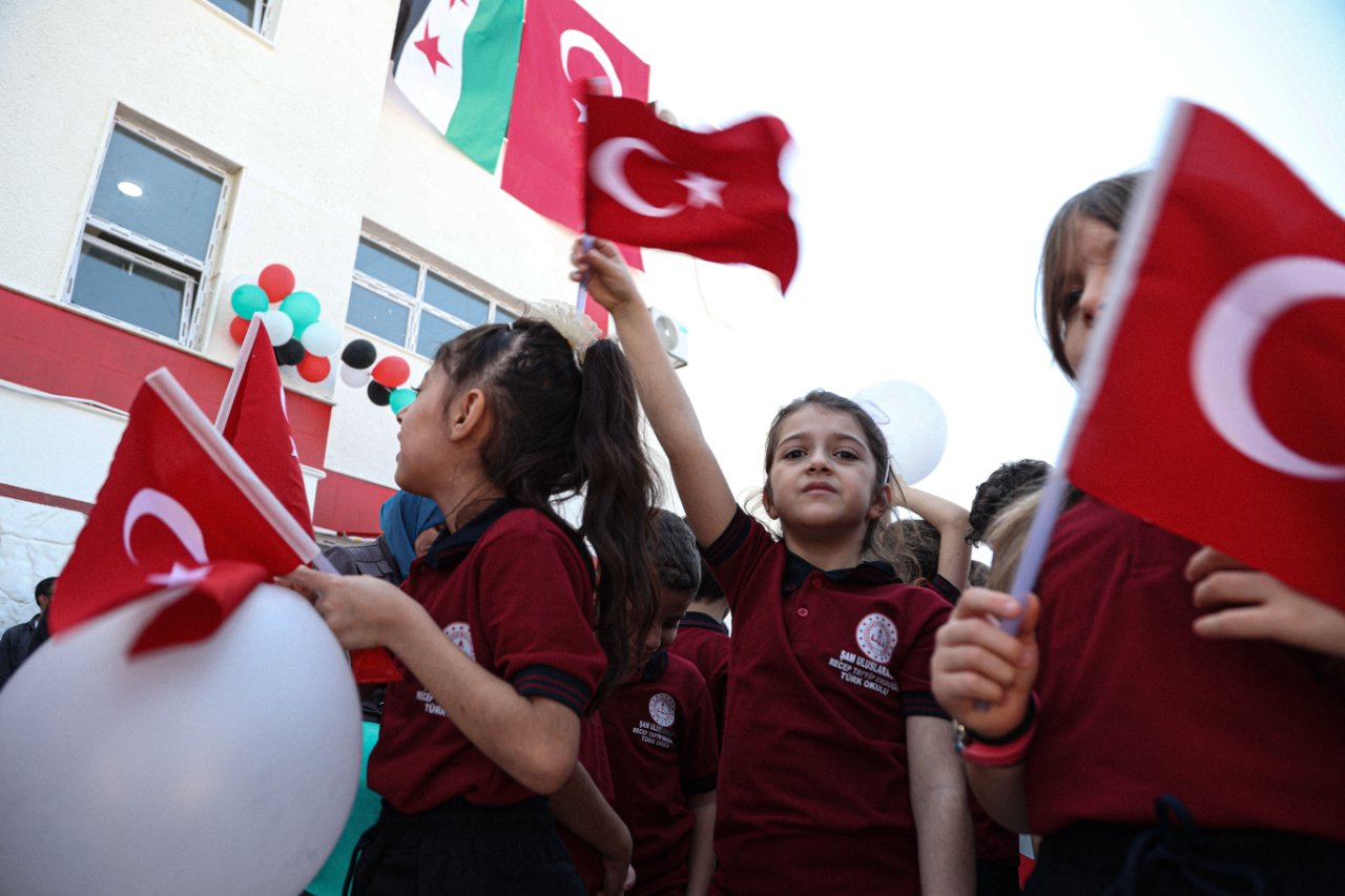 Bir okuldan çok daha fazlası! Devrimden sonra açıldı, ilk dersbaşı yapıldı