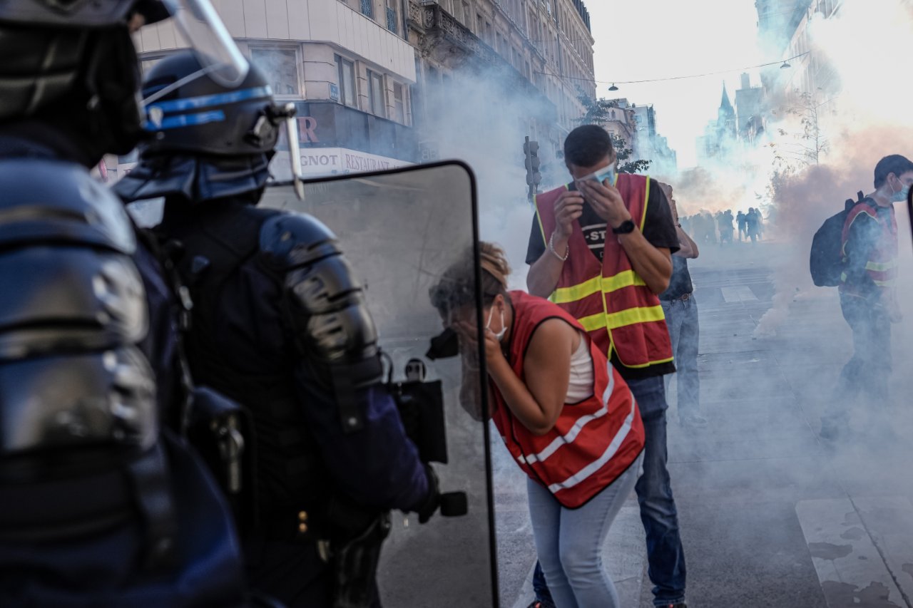 Birinin eli koptu, birinin gözü çıktı! Fransa'daki eylemlerde polislerle ilgili yeni karar