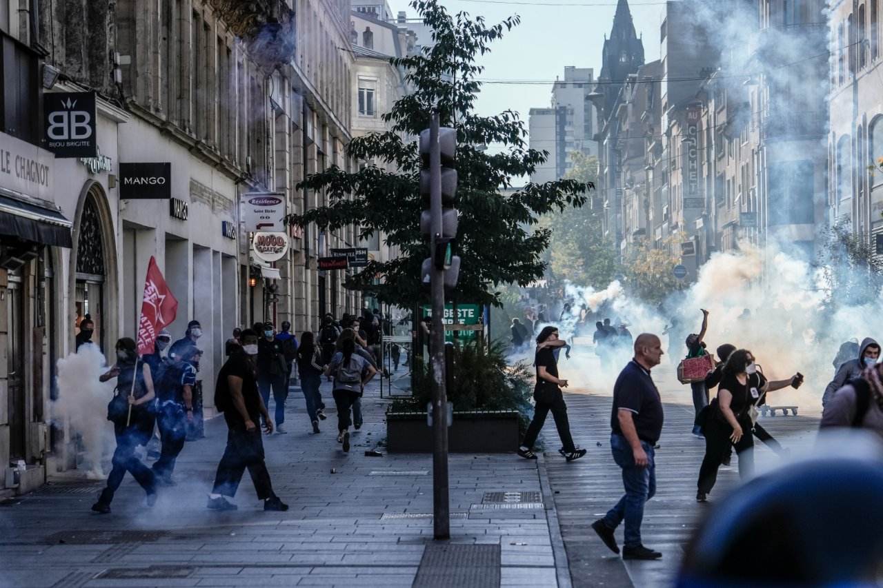 Birinin eli koptu, birinin gözü çıktı! Fransa'daki eylemlerde polislerle ilgili yeni karar