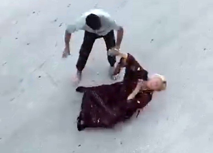 Bulun bu caniyi! Boğazını sıktığı kadını, yerlerde sürükledi