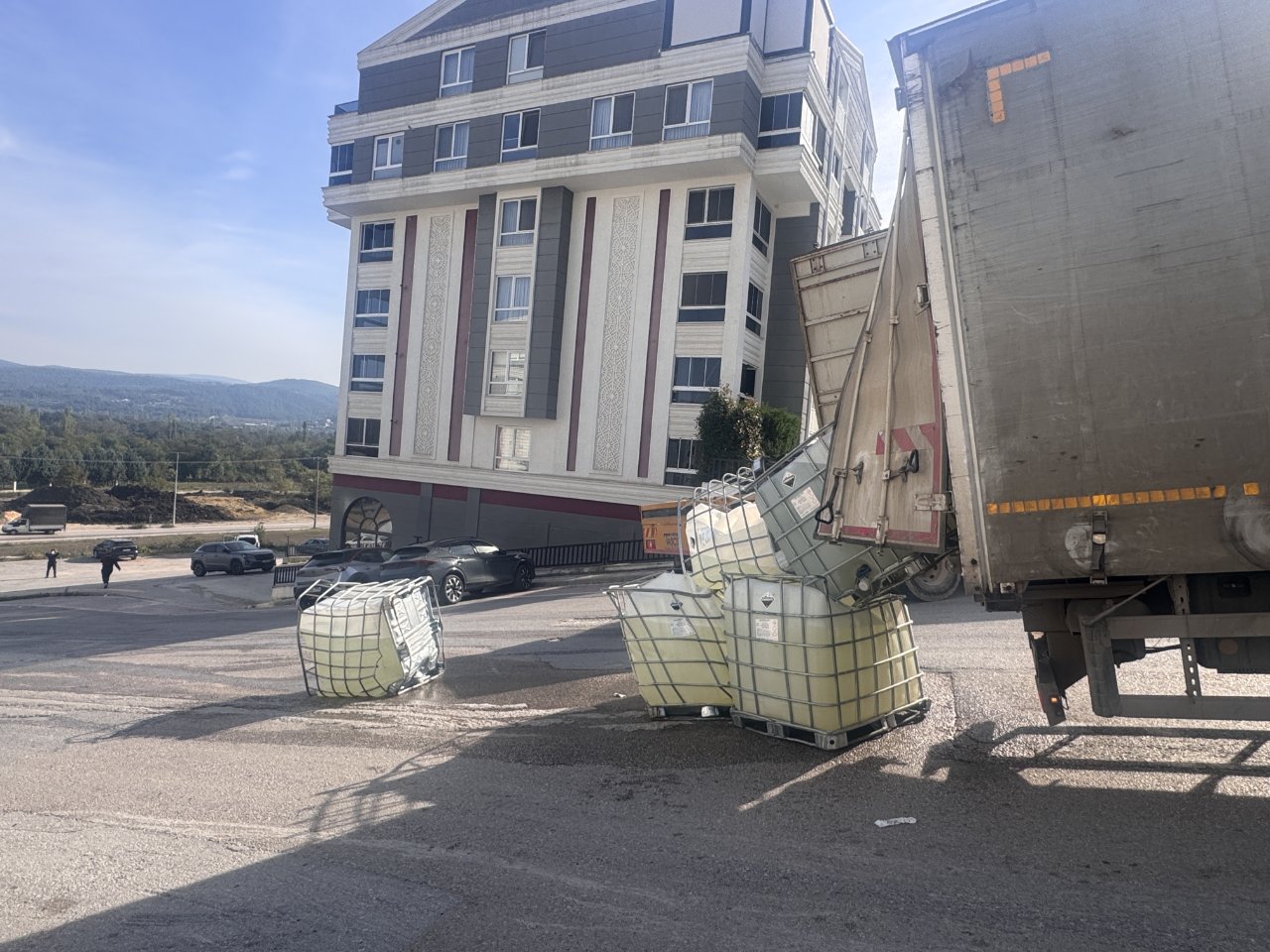 Bursa'da yola saçılan madde ekipleri alarma geçirdi: Cadde apar topar kapatıldı