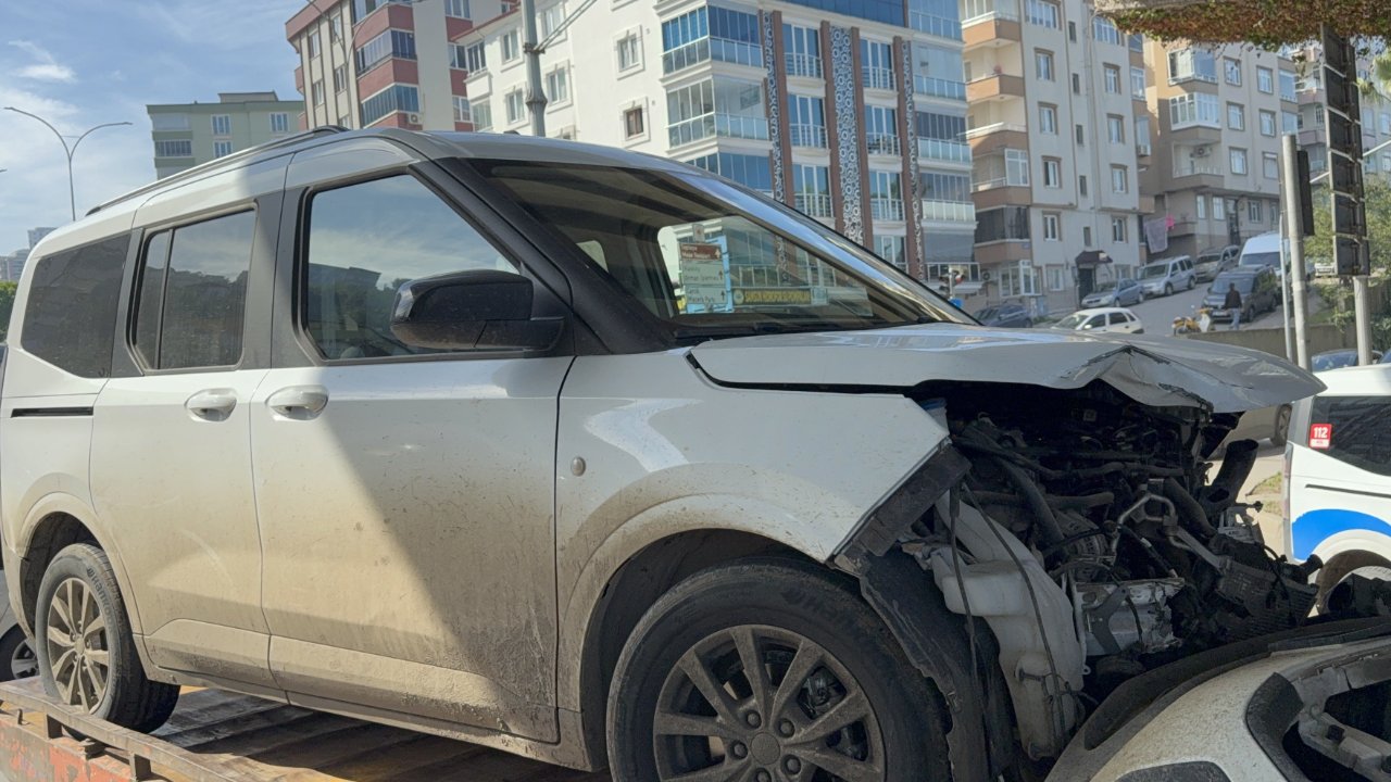Büyük şanssızlık… 2,6 milyonluk otomobil aldı! 1 saat sonra hurdaya döndü