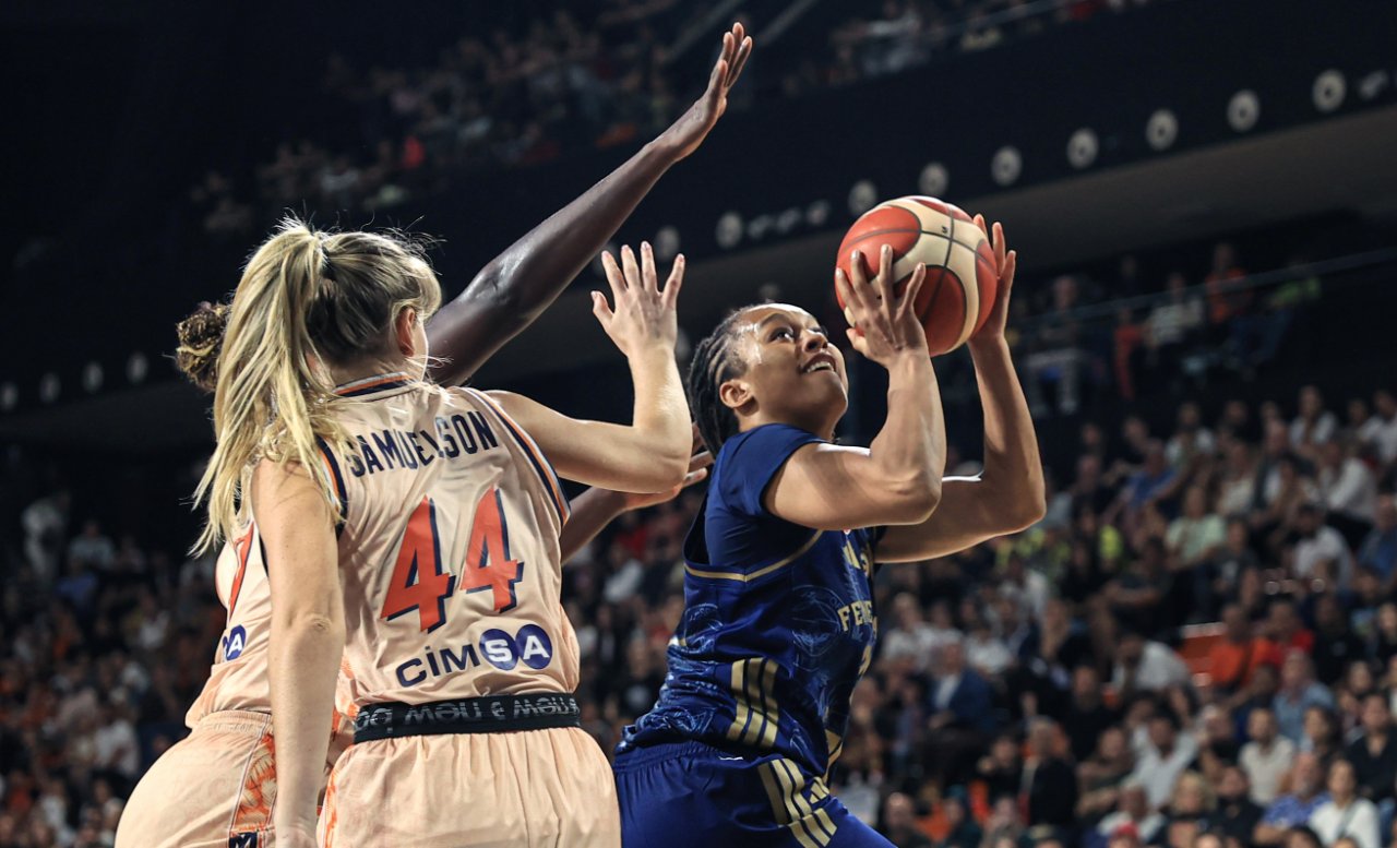 Fenerbahçe'den Nell Angloma (sağda) ile Çimsa ÇBK Mersin'den Karlie Samuelson (solda)