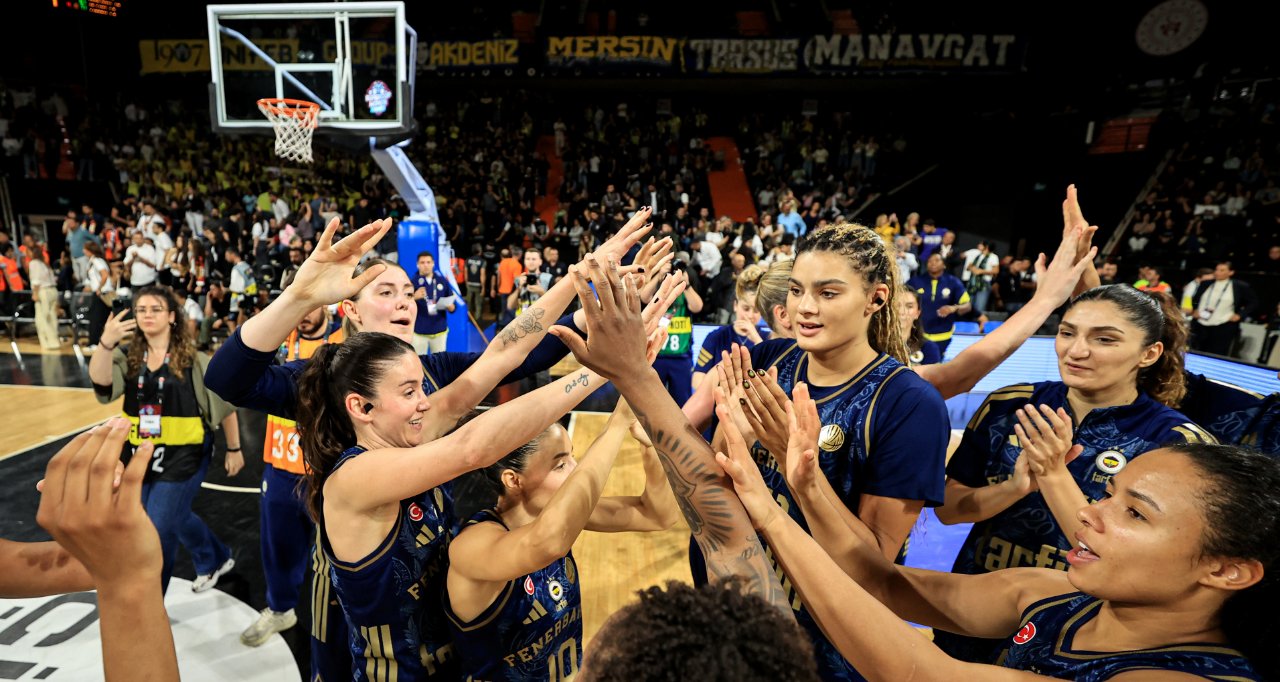 Fenerbahçeli oyuncuların şampiyonluk sevinci