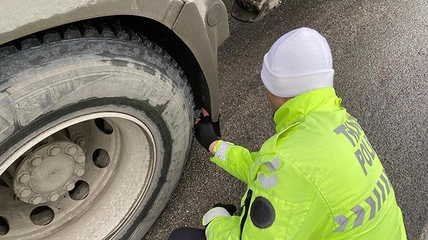 Kışlık lastikler ne zaman takılıyor, kışın yaz lastiği takılır mı? Kış lastiği zorunluluğu başlıyor