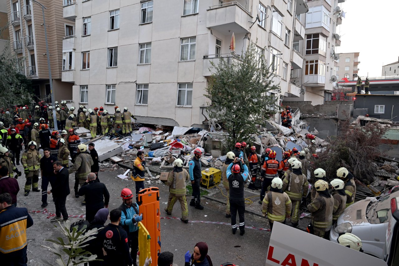Maltepe'de 7 katlı bina çöktü! Enkaz altında çok sayıda kişi var