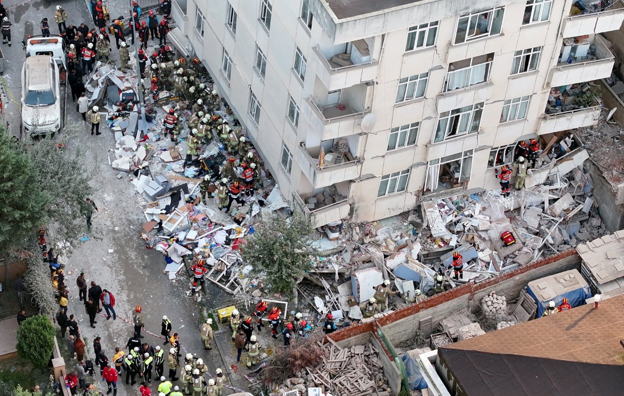 Maltepe'de 7 katlı bina çöktü! Enkaz altında çok sayıda kişi var