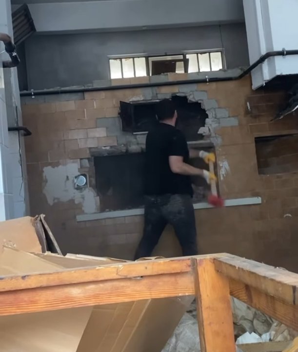 Çöken binanın alt katının eskiden fırın olarak hizmet verdiği öğrenildi..