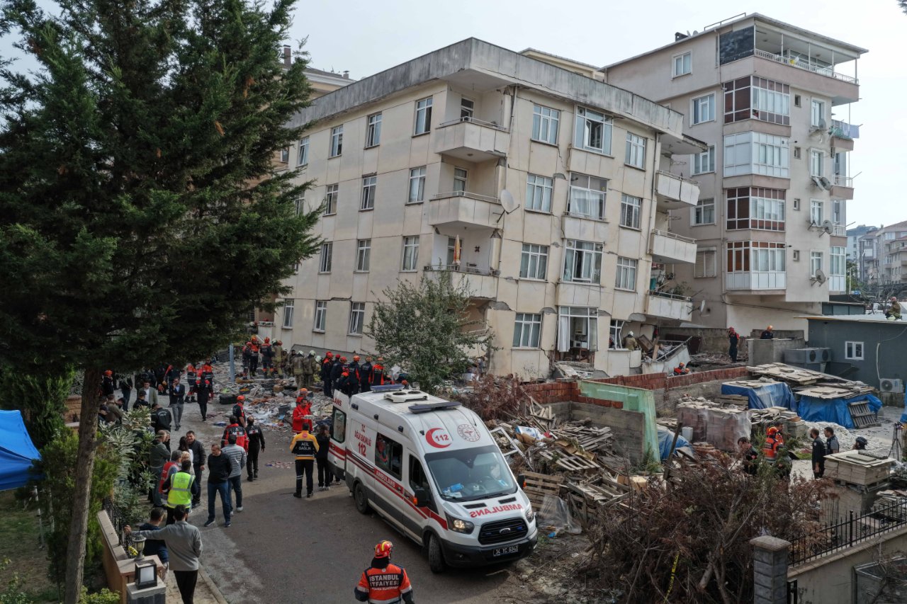 Maltepe'de çöken binadan kurtarılan vatandaş konuştu: Binamız çatlaktı, komşularımız çatır çatır ses duyuyordu