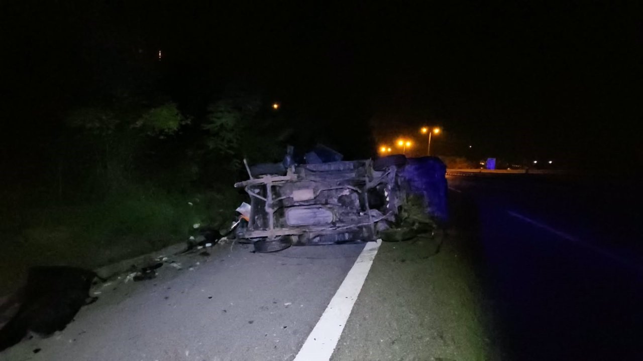 Takla atan araçtan sağ kurtuldu, hasara bakarken tırın altında can verdi!