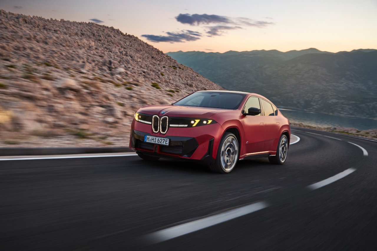 BMW’den bir elektrikli daha: 828 km menzilli BMW iX4 tanıtıldı