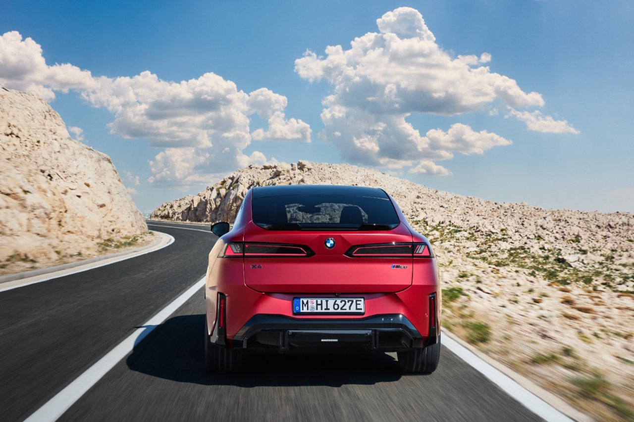 BMW’den bir elektrikli daha: 828 km menzilli BMW iX4 tanıtıldı