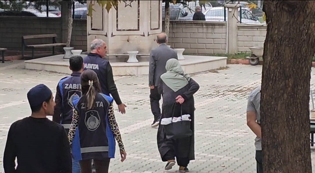 Dilencinin “Belim ağrıyor” oyunu kısa sürdü! Zabıta gelince her şey değişti