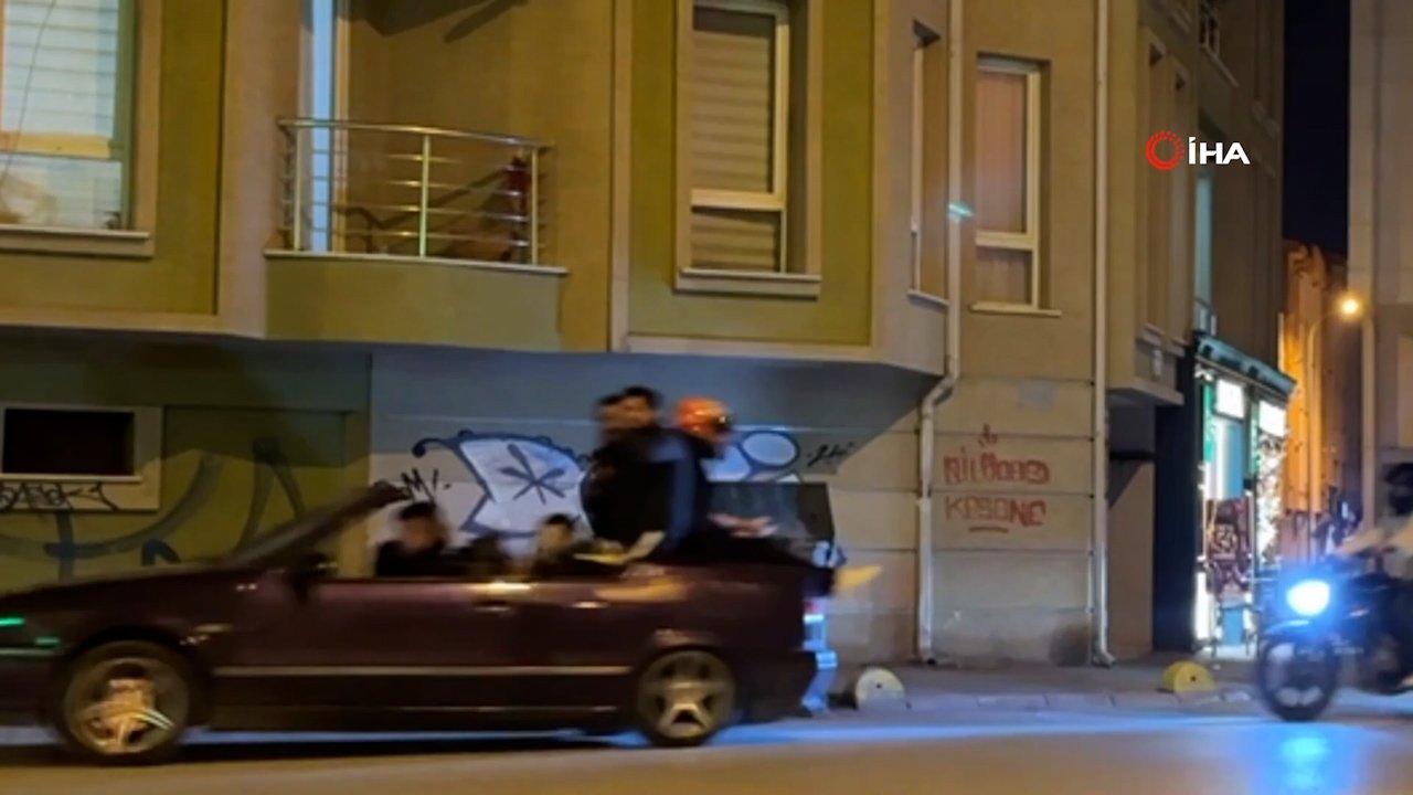 Eskişehir'de tehlikeli yolculuk! Üstü açık aracın bagajına kaskla oturup tur attılar
