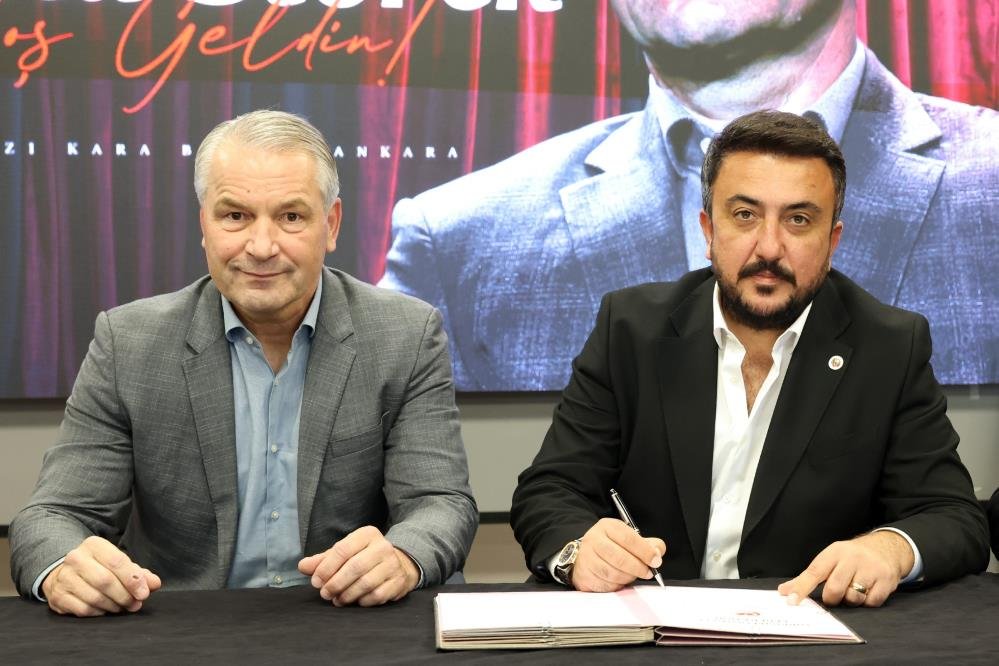 Gençlerbirliği, Bernd Storck ile resmi sözleşmeye imzayı attı.