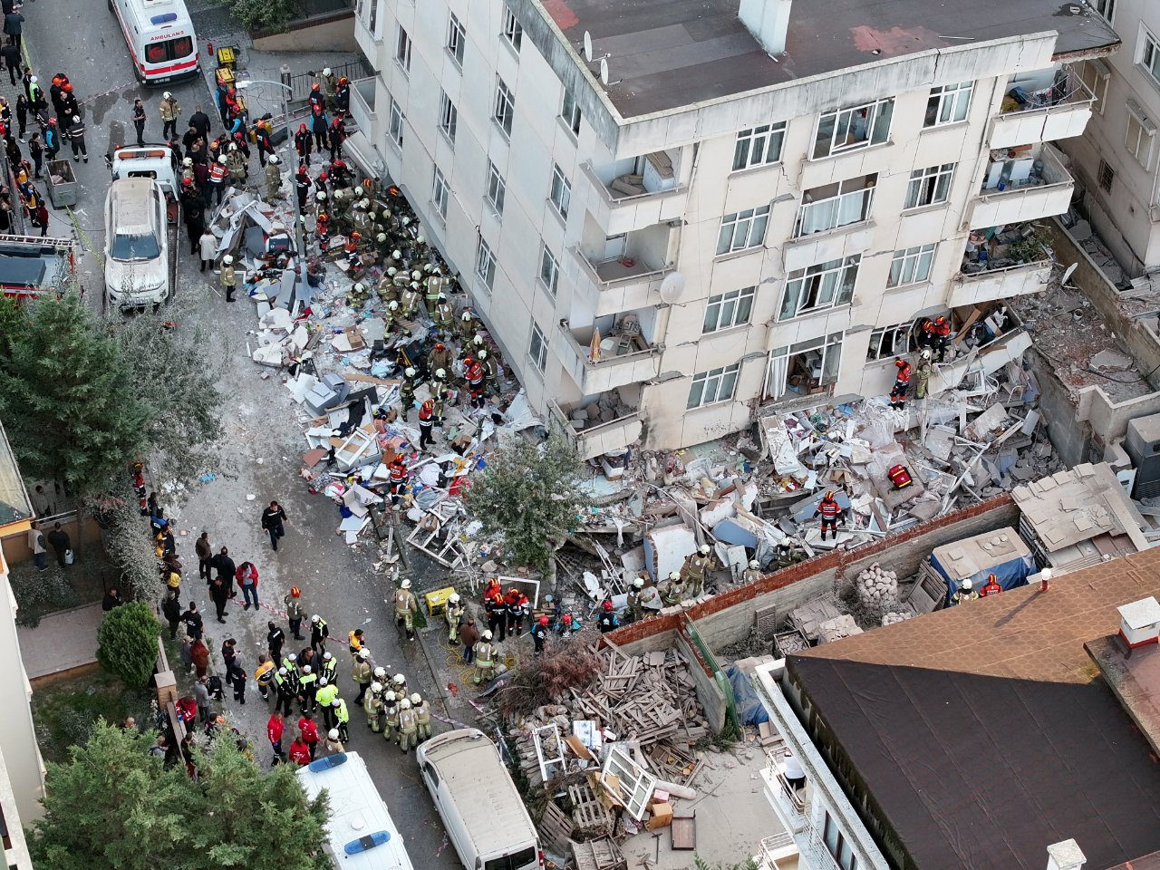 Göçükten kahreden hikaye çıktı! Evi kentsel dönüşüme girdiği için taşınmış… Riskli binadan kaçıp, can verdi