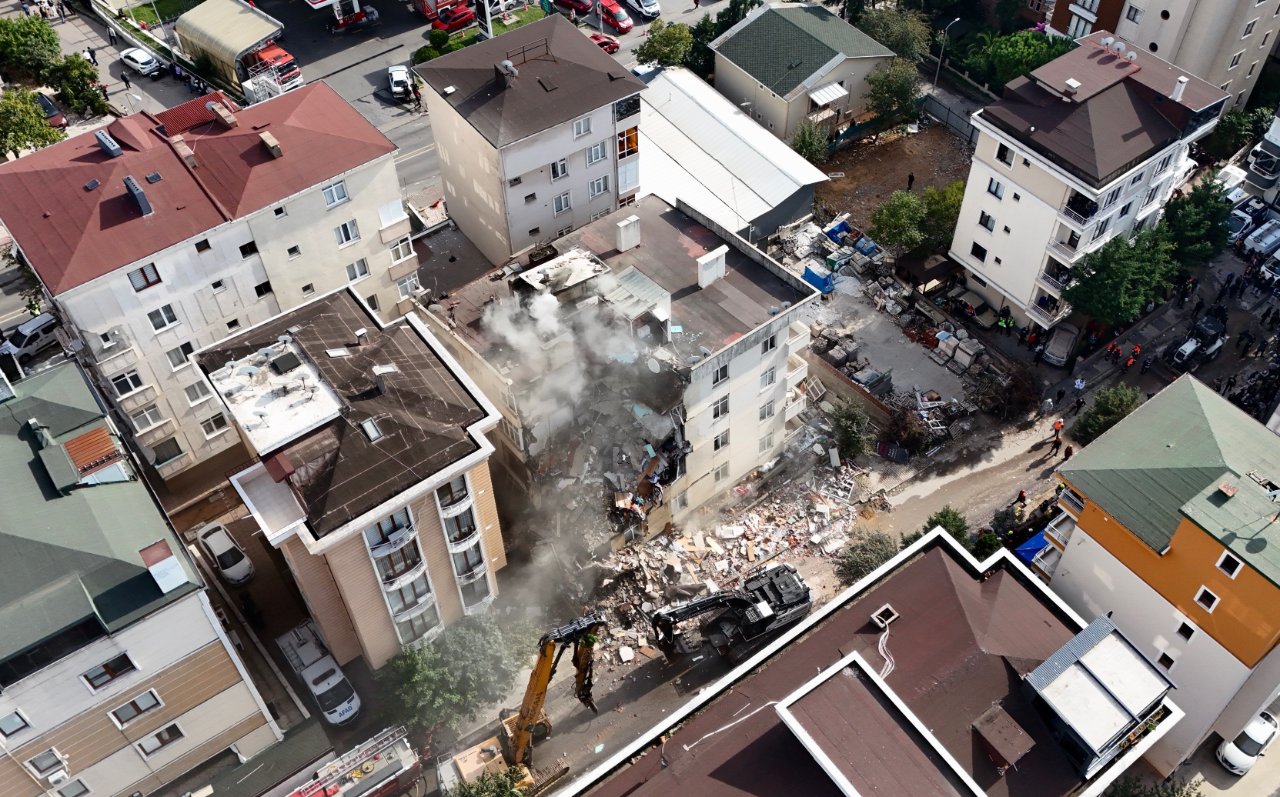 Maltepe'de 7 katlı bina çöktü: Can kaybı 3'e yükseldi