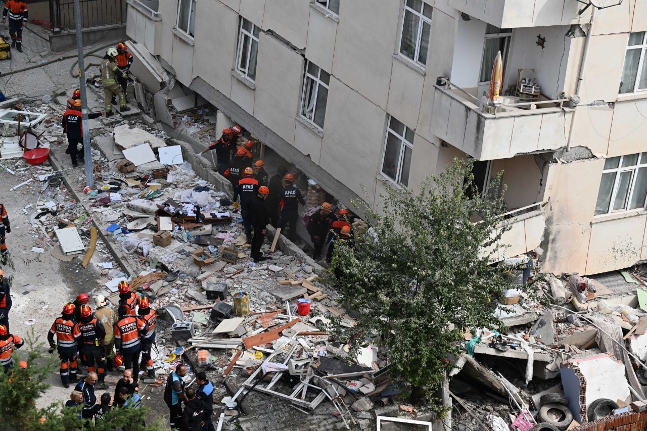 Maltepe'de 7 katlı bina çöktü: Can kaybı 3'e yükseldi