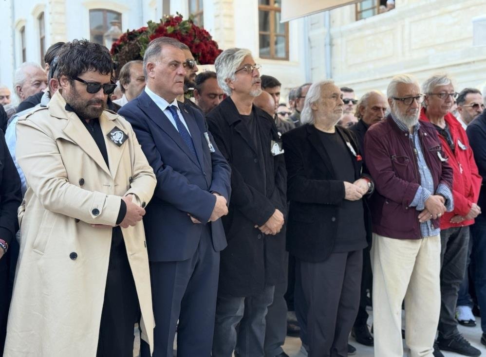 Necla Uygur'a son görev! Gözyaşları ile defnedildi