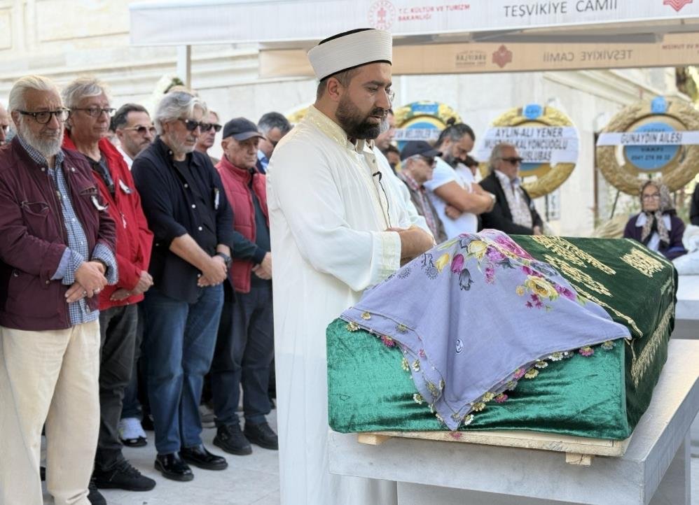 Necla Uygur'a son görev! Gözyaşları ile defnedildi