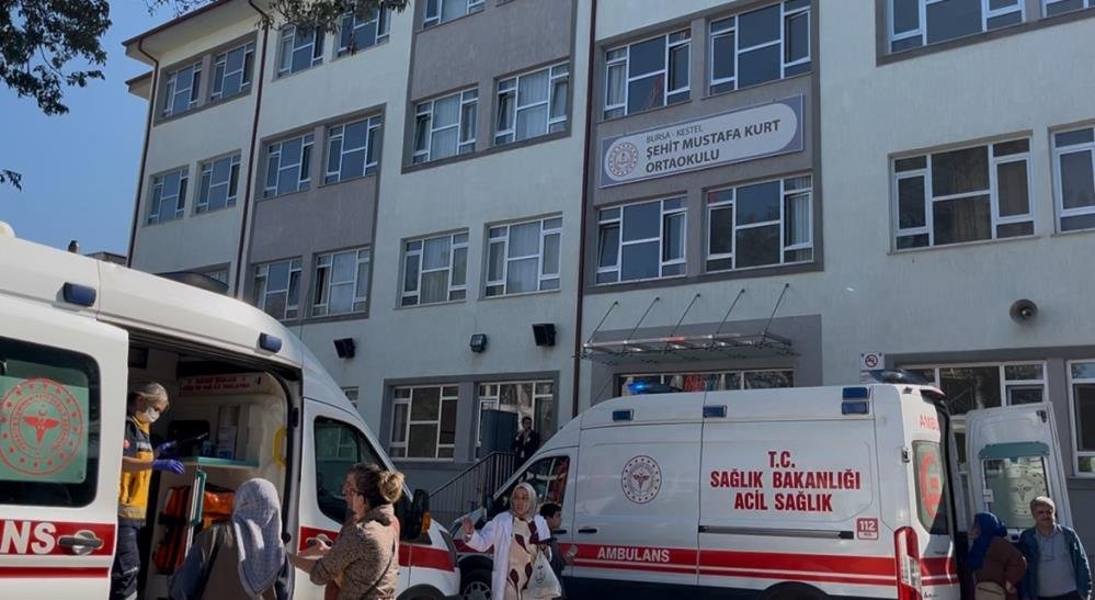 Okuldaki panik ekipleri alarma geçirdi! Öğrenciler arasında yayıldı, hastanelik olanlar var