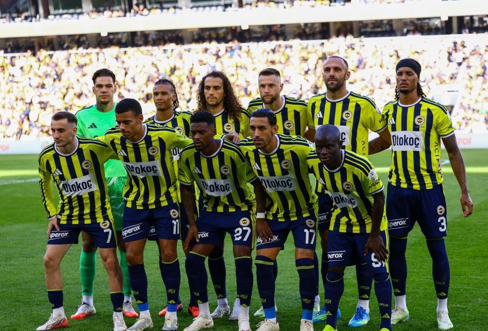 Fenerbahçe, Süper Lig'de 10 puanla 6'ncı sırada yer alıyor.