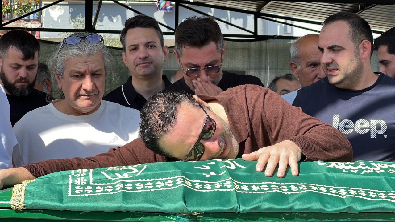 Atilla Taş'ın kızı gözyaşları arasında toprağa verildi! Tabutuna sarıldı, feryat etti: Babam, ben geldim babam