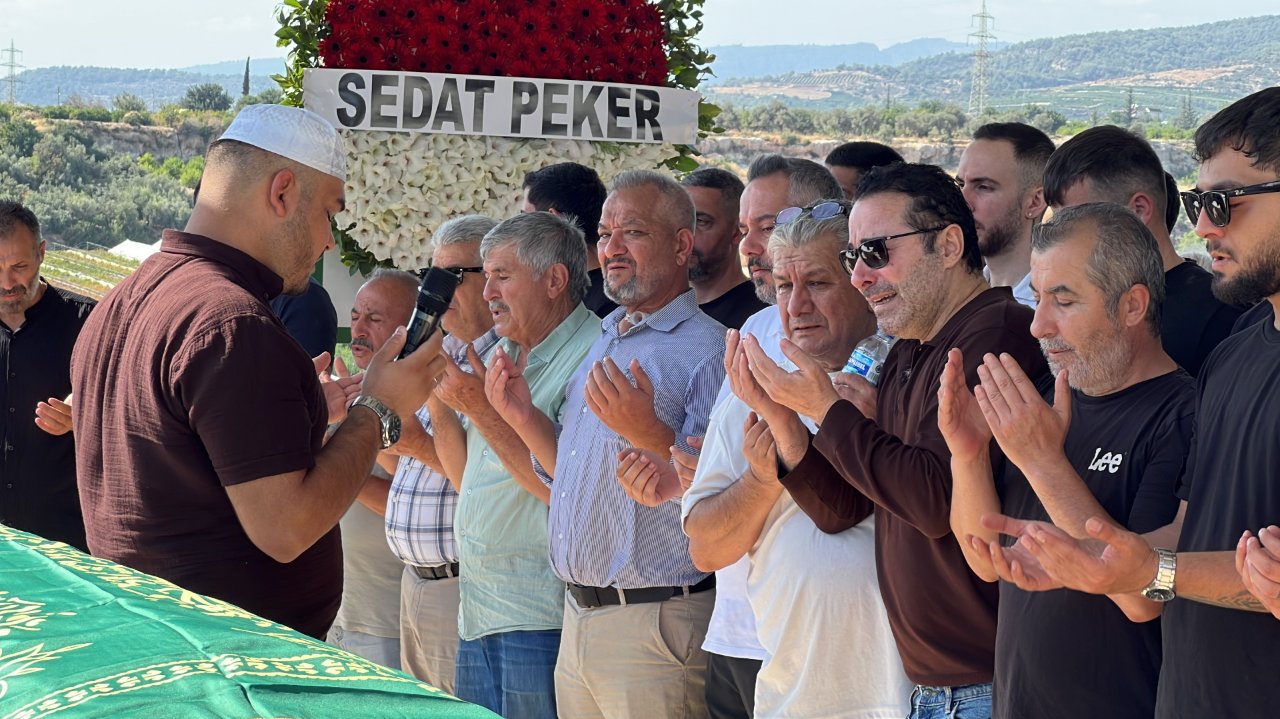 Atilla Taş'ın kızı gözyaşları arasında toprağa verildi! Tabutuna sarıldı, feryat etti: Babam, ben geldim babam
