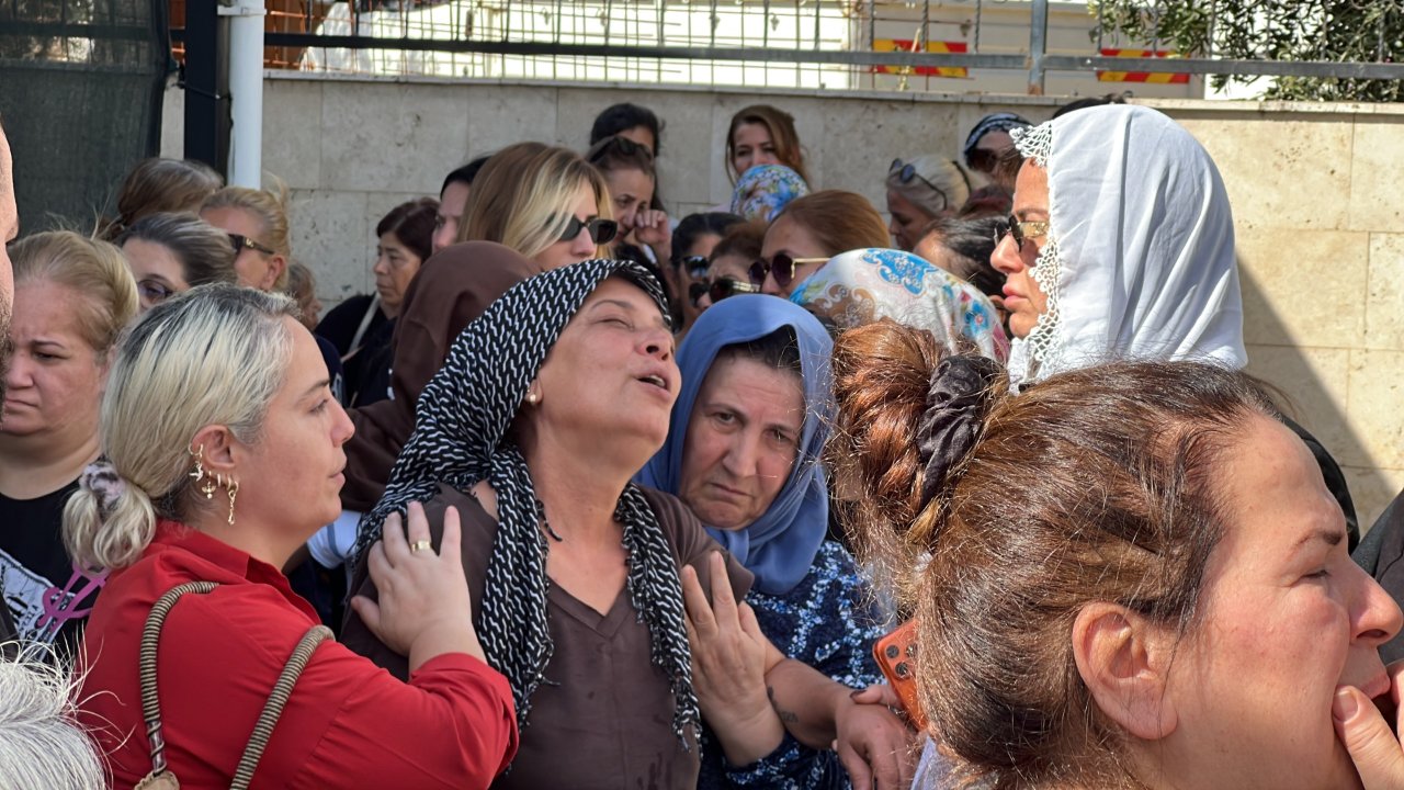 Atilla Taş'ın kızı gözyaşları arasında toprağa verildi! Tabutuna sarıldı, feryat etti: Babam, ben geldim babam
