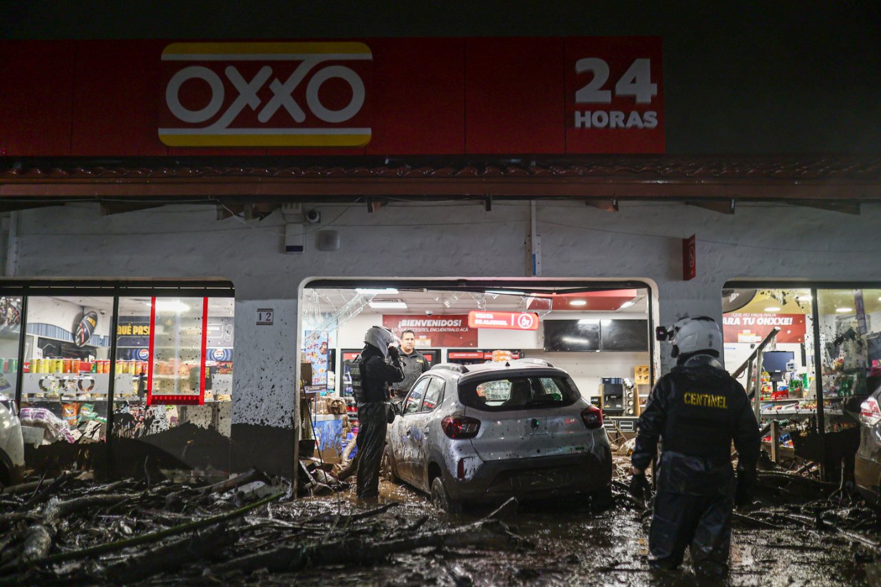 Şili’de sel ne var ne yok önüne kattı! Otomobiliyle sürüklenen sürücü dehşeti saniye saniye kaydetti
