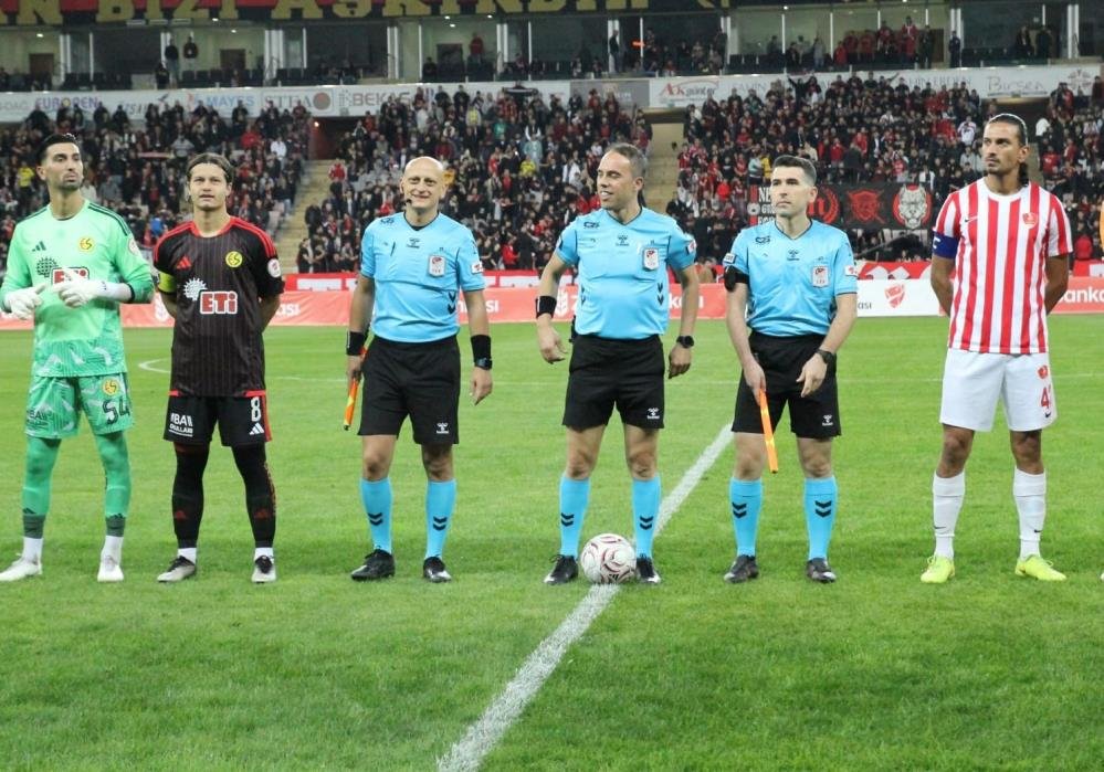 Uğur Çakmak, Eskişehirspor-1922 Akşehirspor maçında görev yaptı.