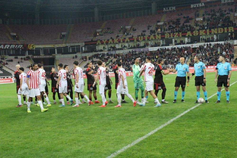 Uğur Çakmak'ın jest ve mimikleri Pierluigi Collina'ya benzetiliyor.
