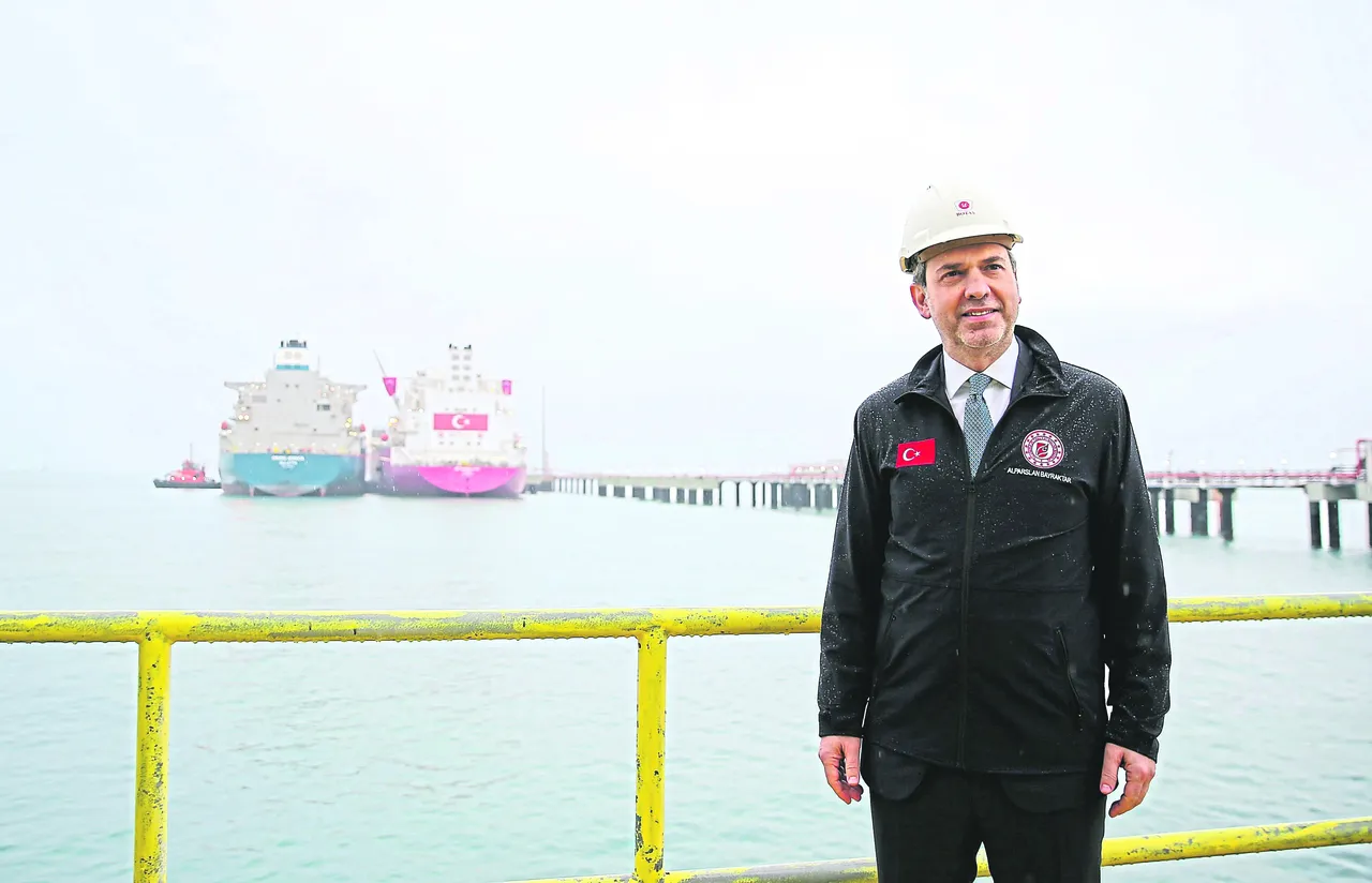 FSRU, İngilizce ‘Floating Stroge and Regasification Unit’ teriminin kısaltılmışı. Üzerinde LNG depolama imkânı bulunan bir depolama ünitesinin LNG’nin gazlaştırılabilmesi için ekipman bulunduran ve gazlaştırılan LNG’yi iletim hattına yüksek basınçla ileten gemi anlamına geliyor.