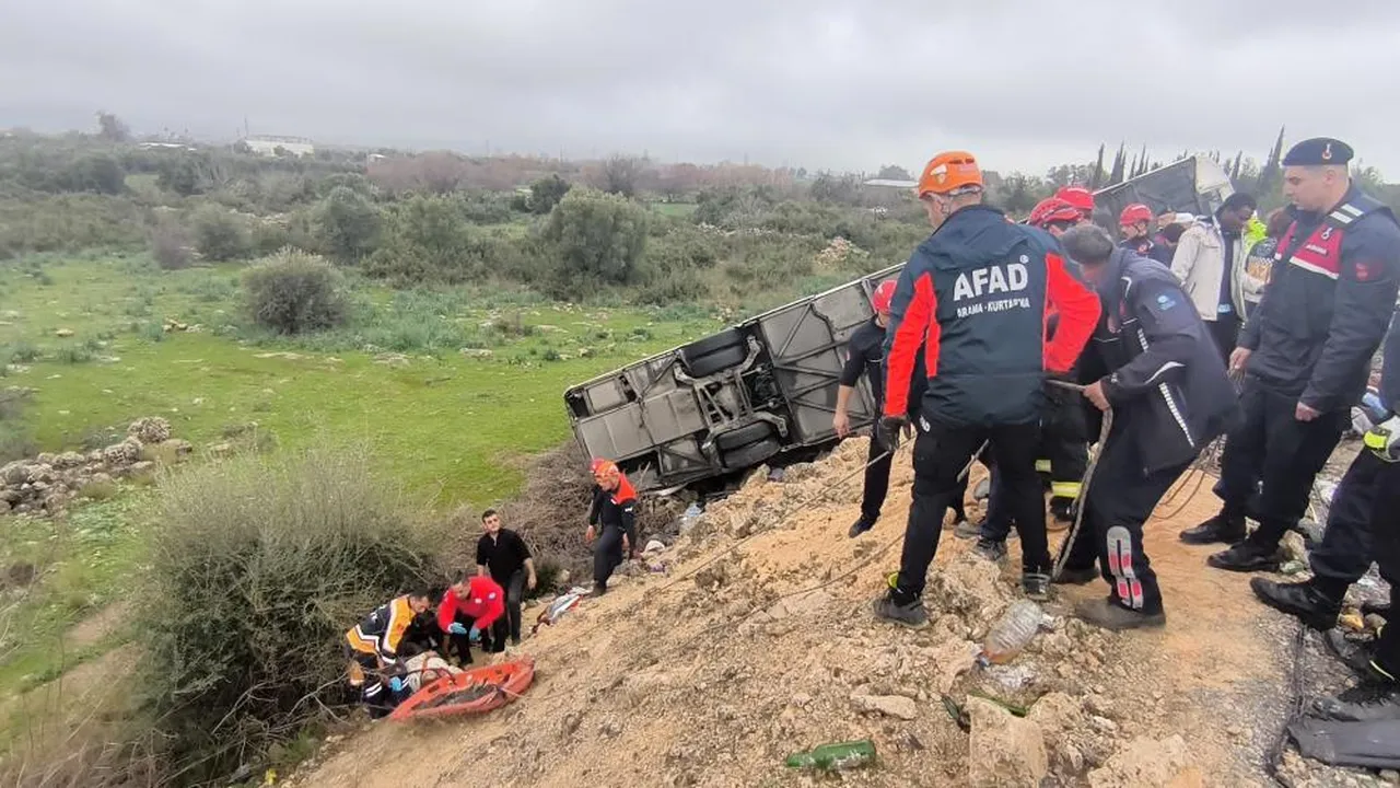 Antalya'da kaza! Yolcu otobüsü devrildi, ölü ve yaralılar var