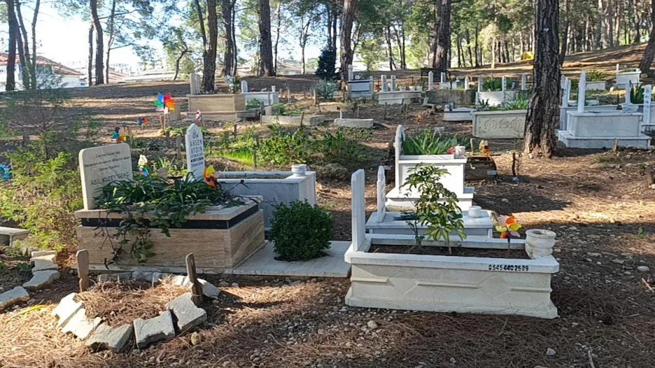 Bebek mezarlığında duygulandıran görüntüler! Rüzgar gülleri ve oyuncaklarla dolu...