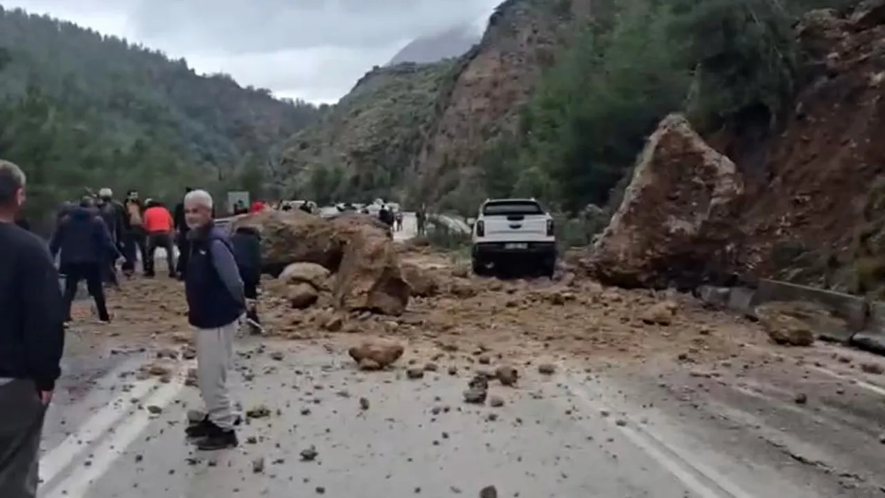 Dev kayalar Isparta-Antalya kara yoluna düştü, ulaşım durma noktasına geldi!