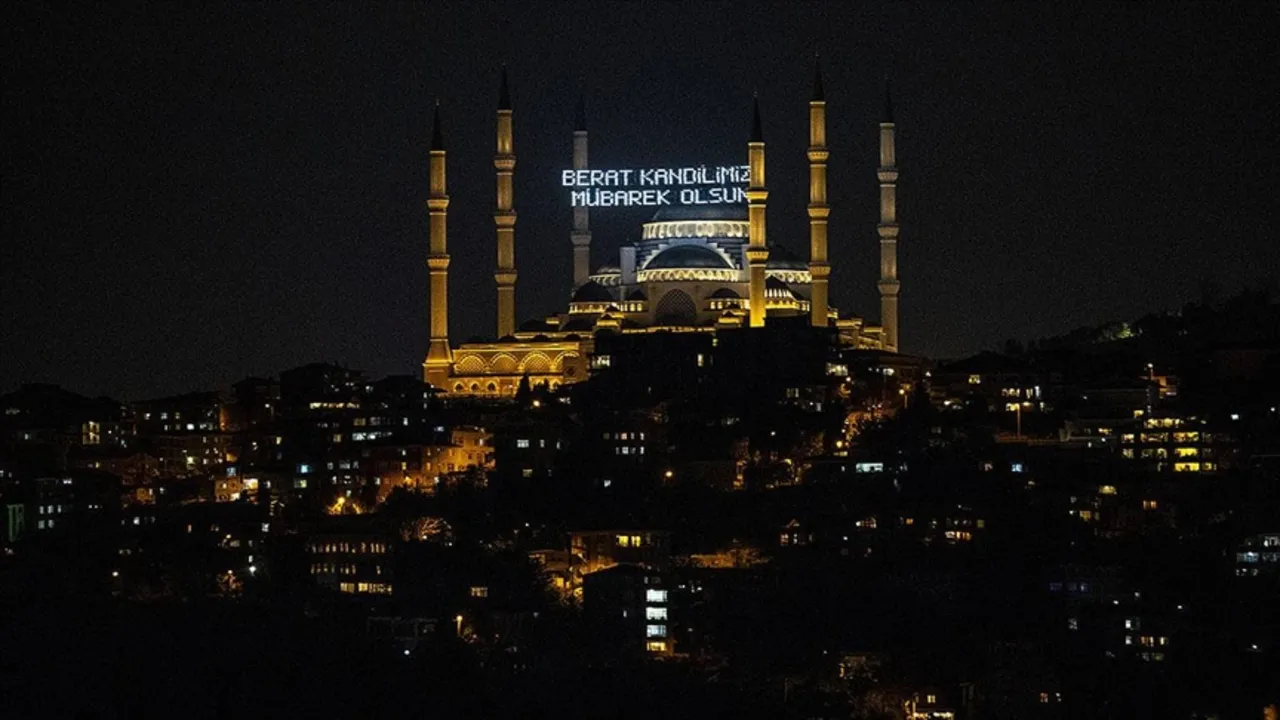 En güzel Berat Kandili mesajları! Resimli, dualı, anlamlı 'Hayırlı Kandiller' mesajları 2026