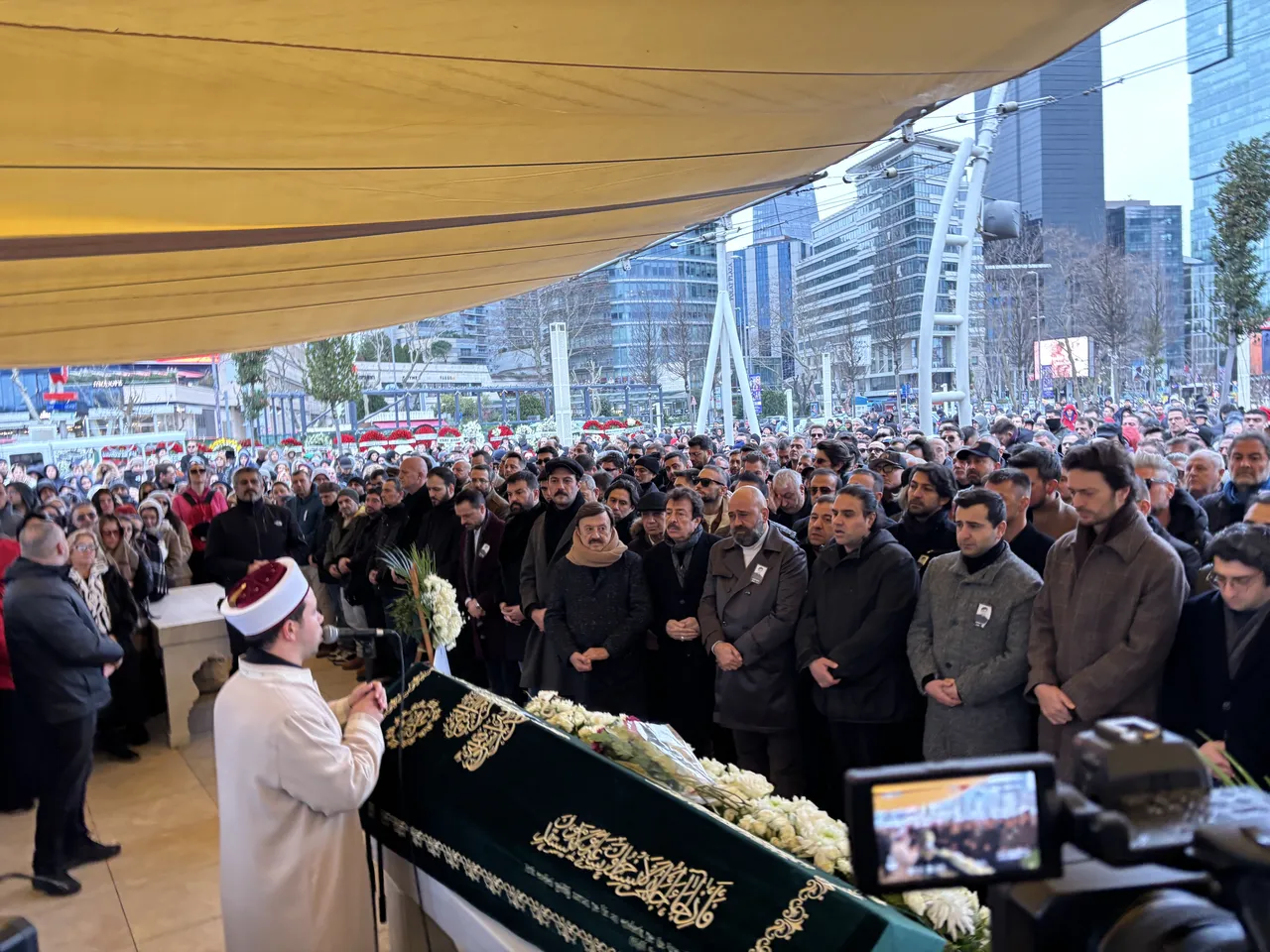 Fatih Ürek'in ablası cenazede bayıldı, şarkıcı Hatice çıldırdı! "Timsah gözyaşları..."