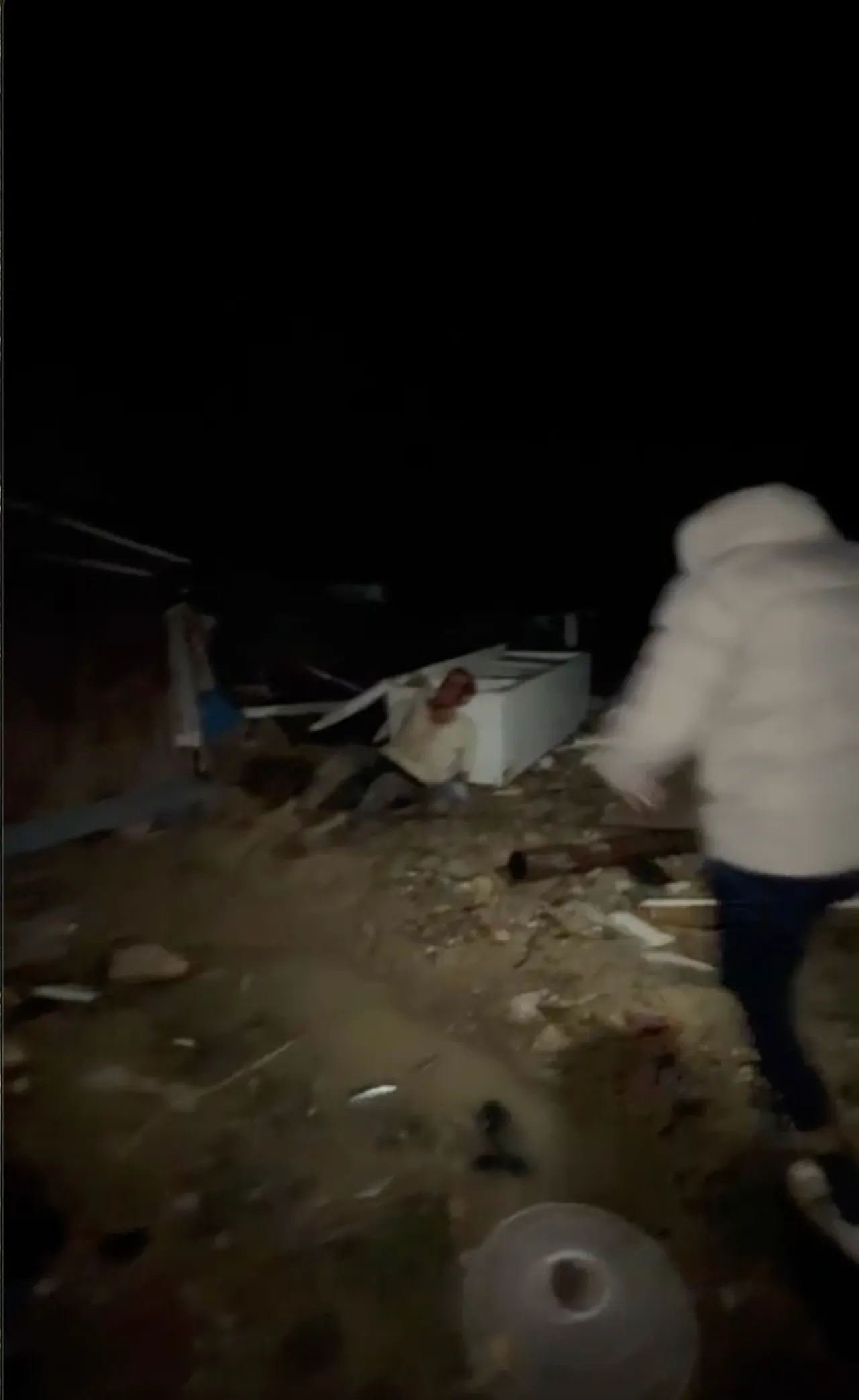 Hayat kurtaran çığlık! İçinde yaşadığı konteynerle metrelerce uzağa uçtu