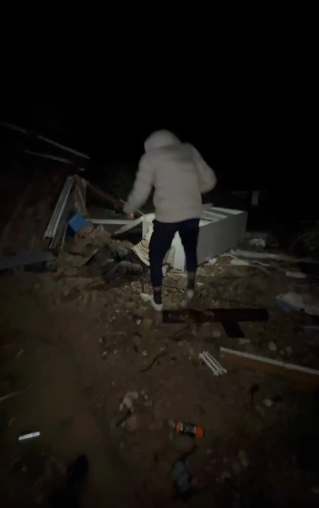 Hayat kurtaran çığlık! İçinde yaşadığı konteynerle metrelerce uzağa uçtu