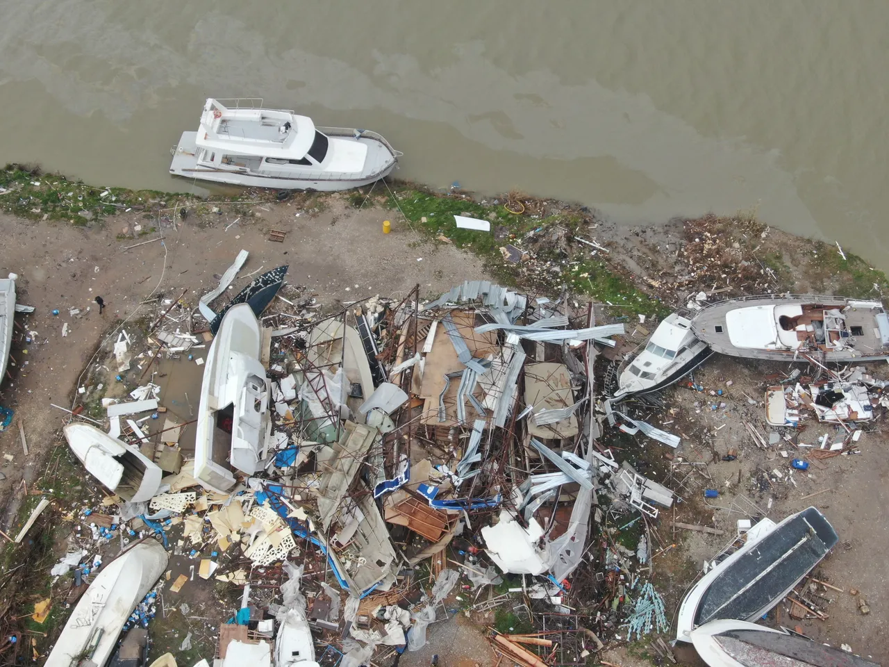 Hayat kurtaran çığlık! İçinde yaşadığı konteynerle metrelerce uzağa uçtu