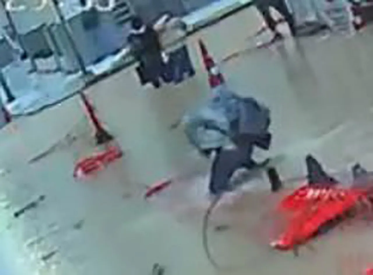 İzmir günlerdir kabusu yaşıyor: Tarihi çarşıyı su bastı, trafik kilitlendi, yollar göle döndü