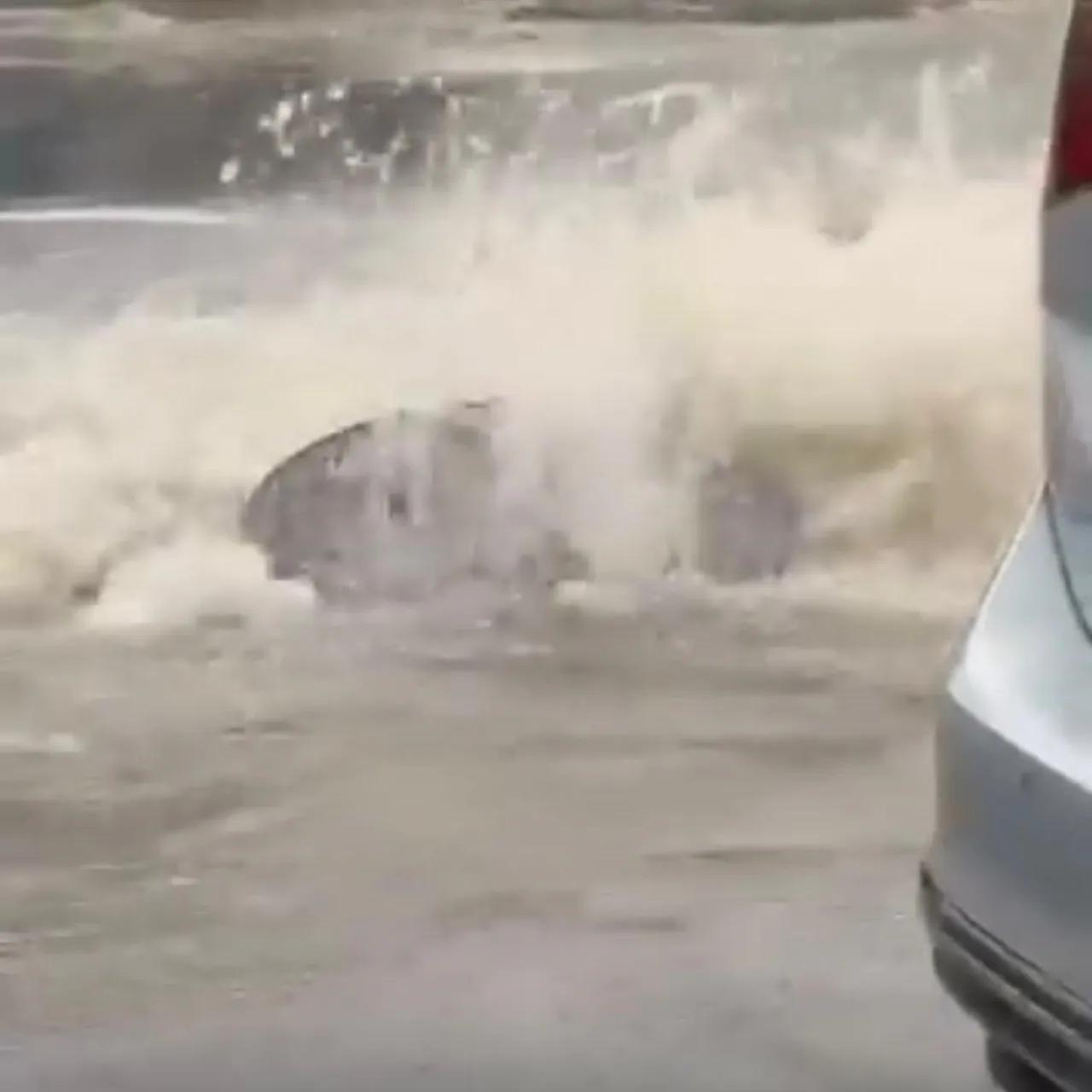 İzmir günlerdir kabusu yaşıyor: Tarihi çarşıyı su bastı, trafik kilitlendi, yollar göle döndü