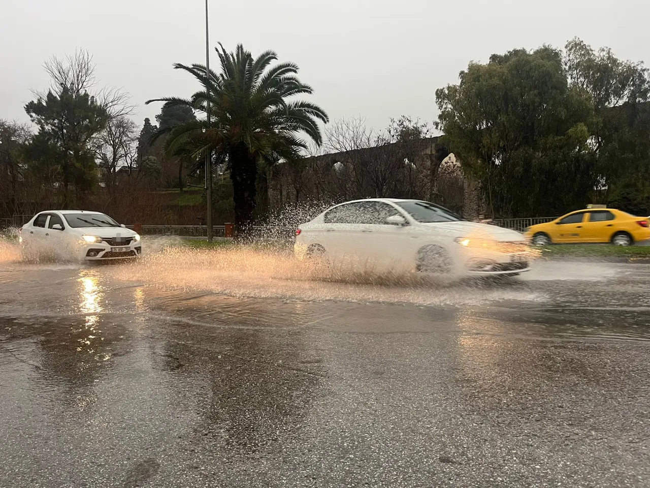 İzmir günlerdir kabusu yaşıyor: Tarihi çarşıyı su bastı, trafik kilitlendi, yollar göle döndü