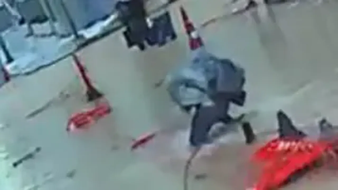 İzmir'de sulara gömülen çukur az daha can alıyordu! O anlar kamerada