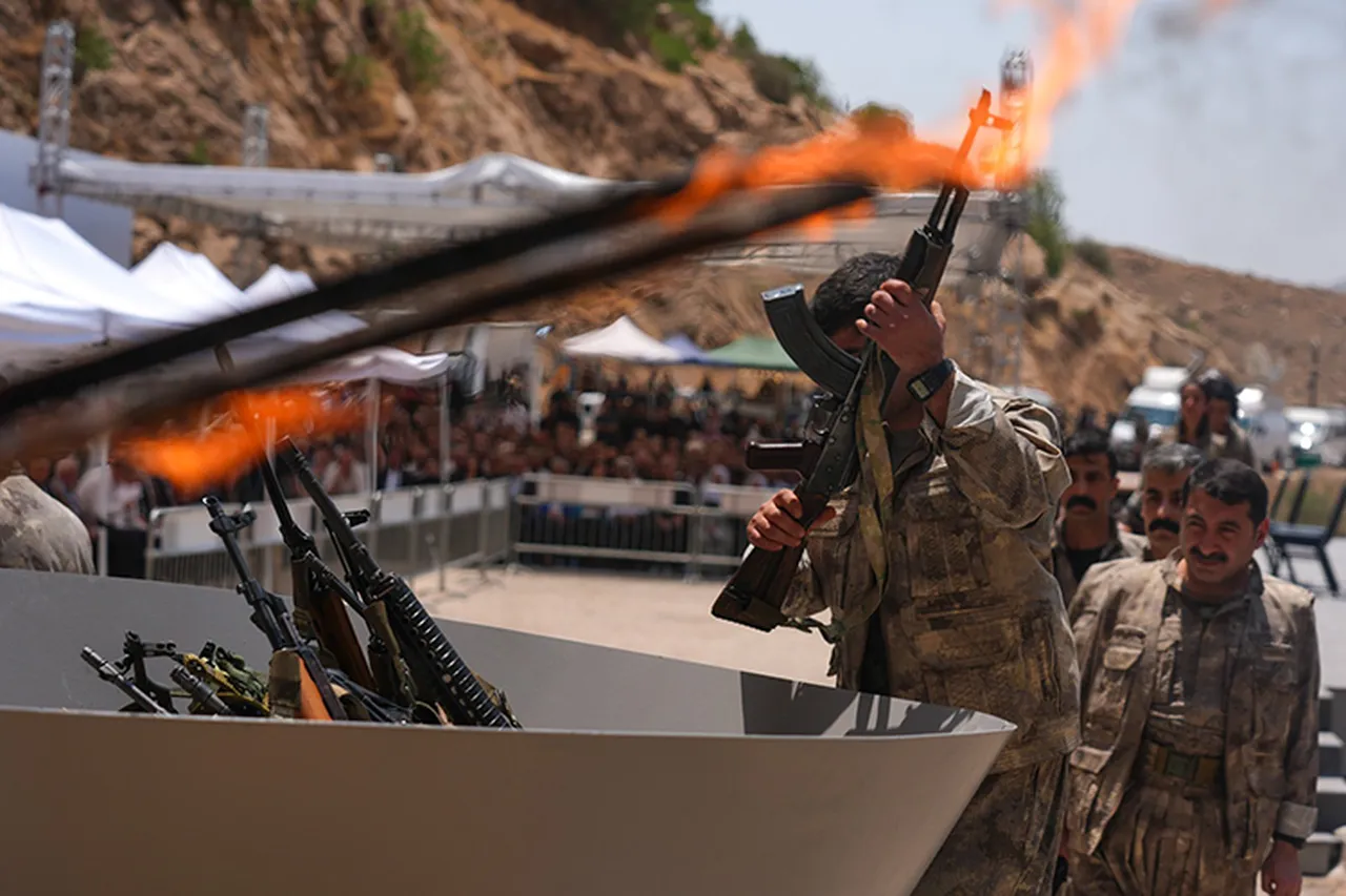 Terör örgütü PKK'dan bir grup, 11 Temmuz'da Irak’ın Süleymaniye kentinde silahlarını yaktı.