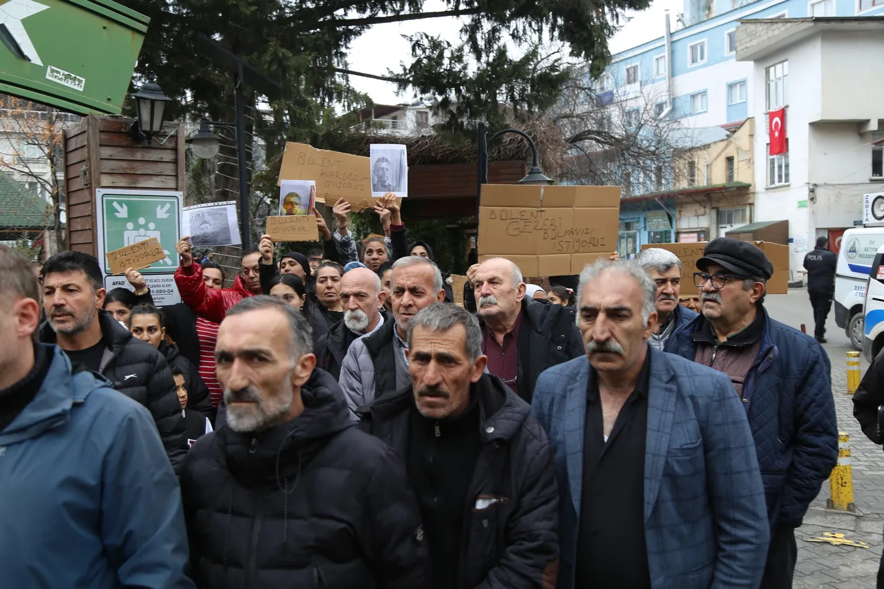 Kayıp çoban Bülent Gezer'in ailesinden yürek yakan çağrı: Ellerinde pankartlarla feryat ettiler