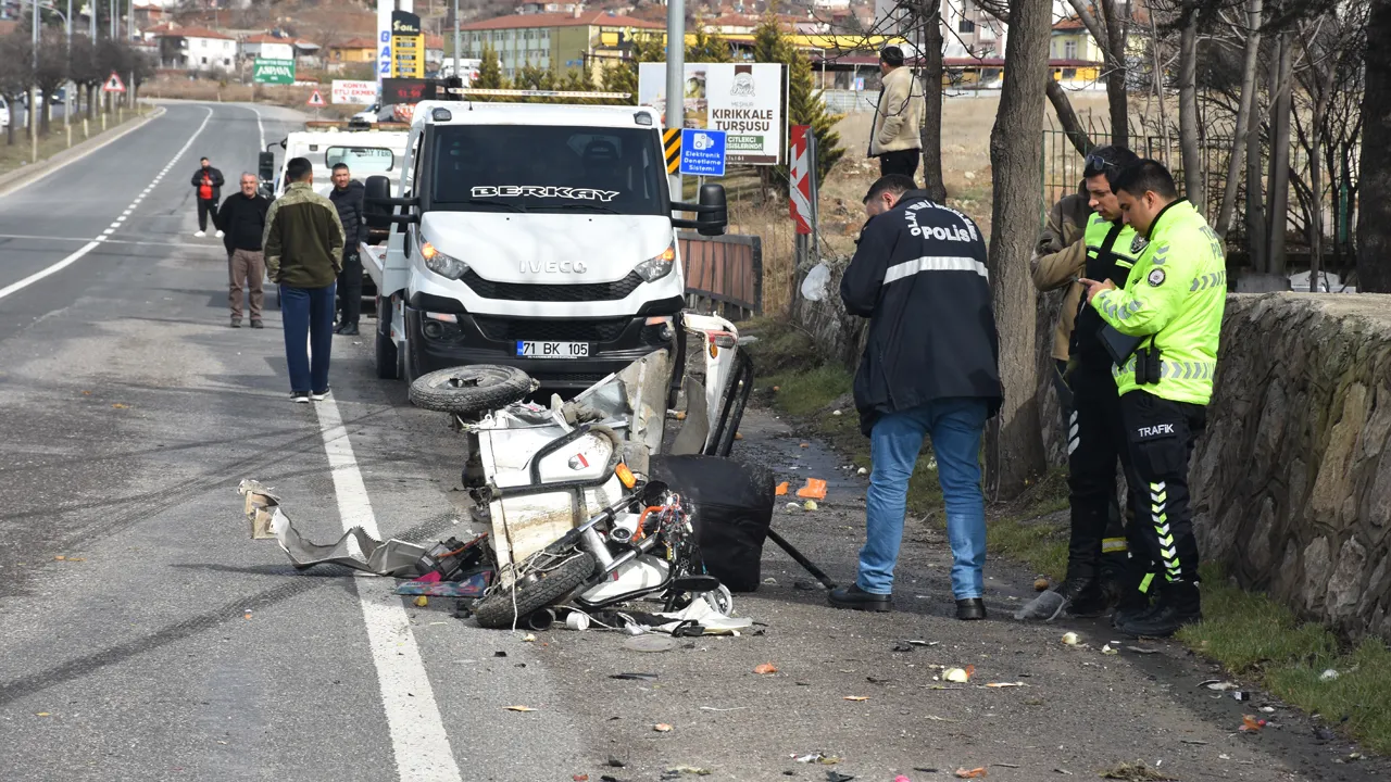 Kırıkkale’de 3 araç birbirine girdi: Biri ağır 2 kişi yaralandı